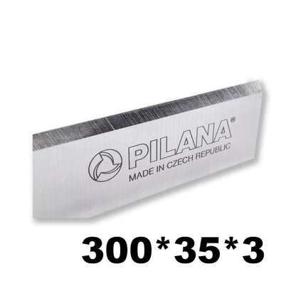 Cuțit de rindeluire Pilana 300 x 35 x 3 mm, compatibil cu mașinile de abric (Abricht). Fabricat din oțel de înaltă calitate pentru o tăiere precisă și durabilitate maximă.